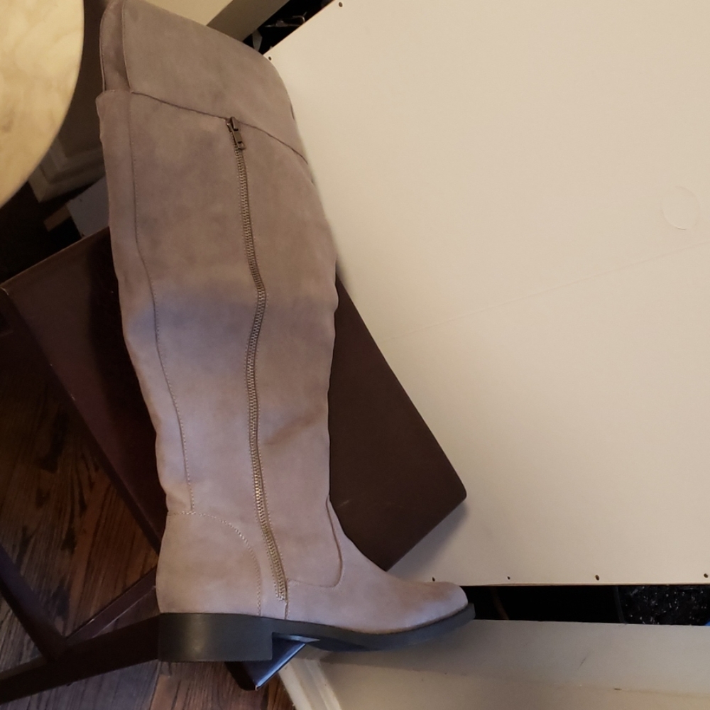 Boots - Picture 3 of 3